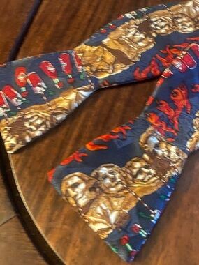 Beau ties Vermont Men's Navy Patterned Silk Bow Tie Mount Rushmore